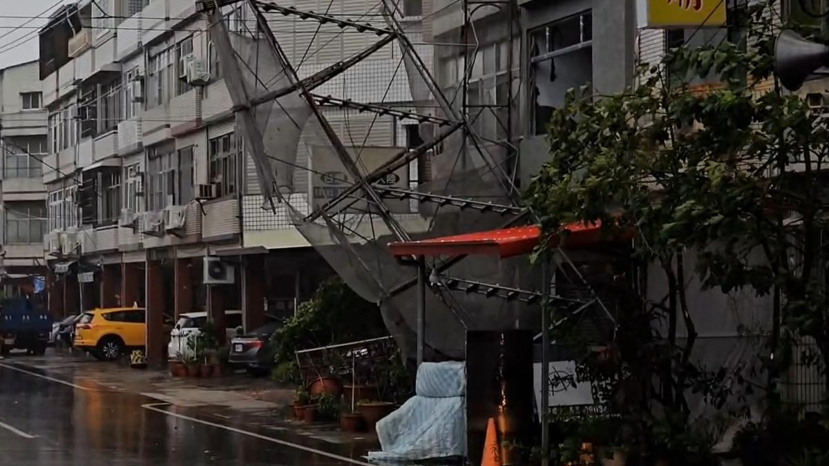 鷹架搖搖欲墜。（圖／民眾提供）
