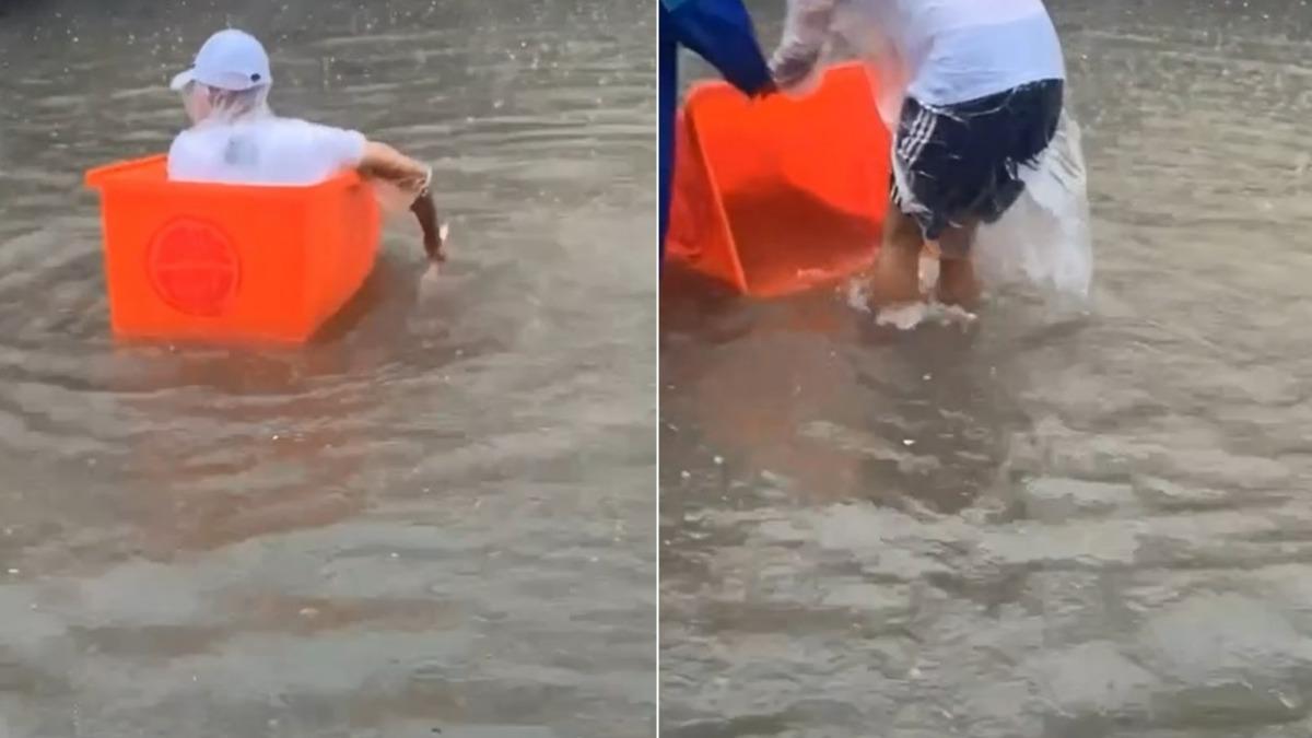 屏東地區多處積水達到小腿肚,民眾直接在大街上划船。(圖/民眾提供)