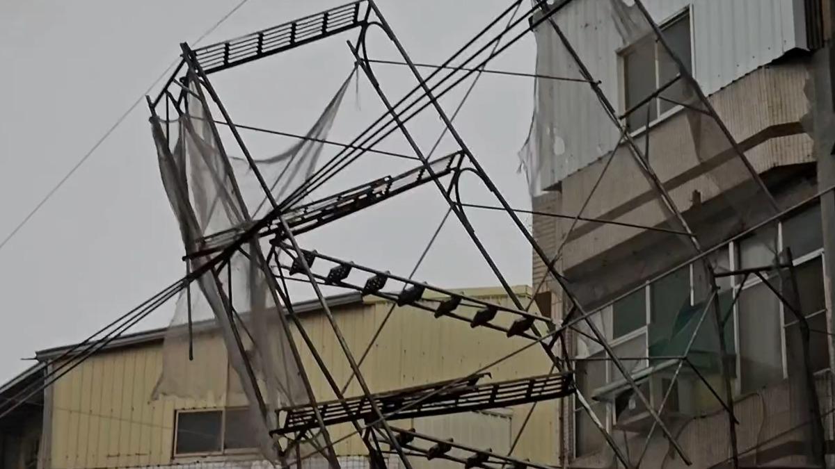 鷹架被吹得搖搖欲墜。（圖／民眾提供）