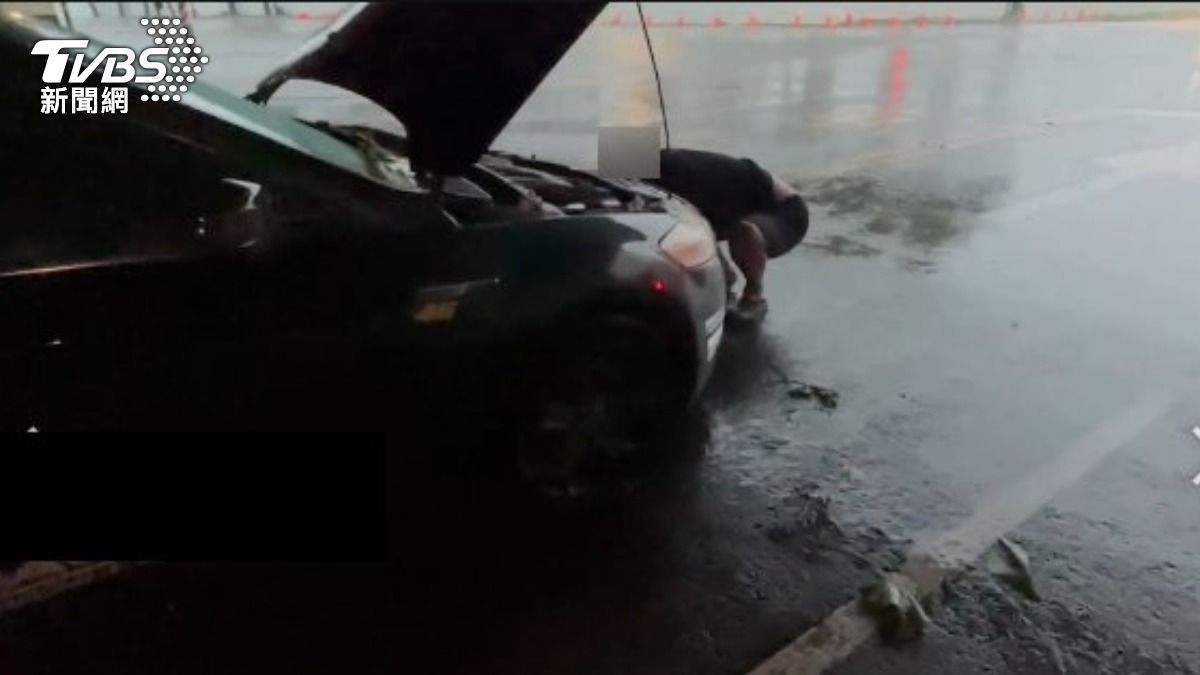 高雄中正交流道匝道淹水,有駕駛車輛因此拋錨。(圖/TVBS)