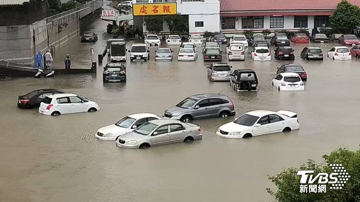 凱米颱風/豪雨炸南投!貓羅溪暴漲淹水 一堆「泡水車」車主QQ