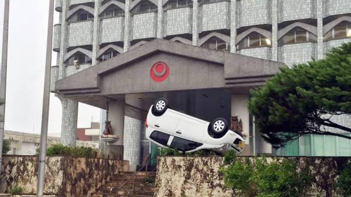 凱米颱風肆虐!沖繩多地路樹屋瓦遭吹走 轎車也飛了還烏龜翻