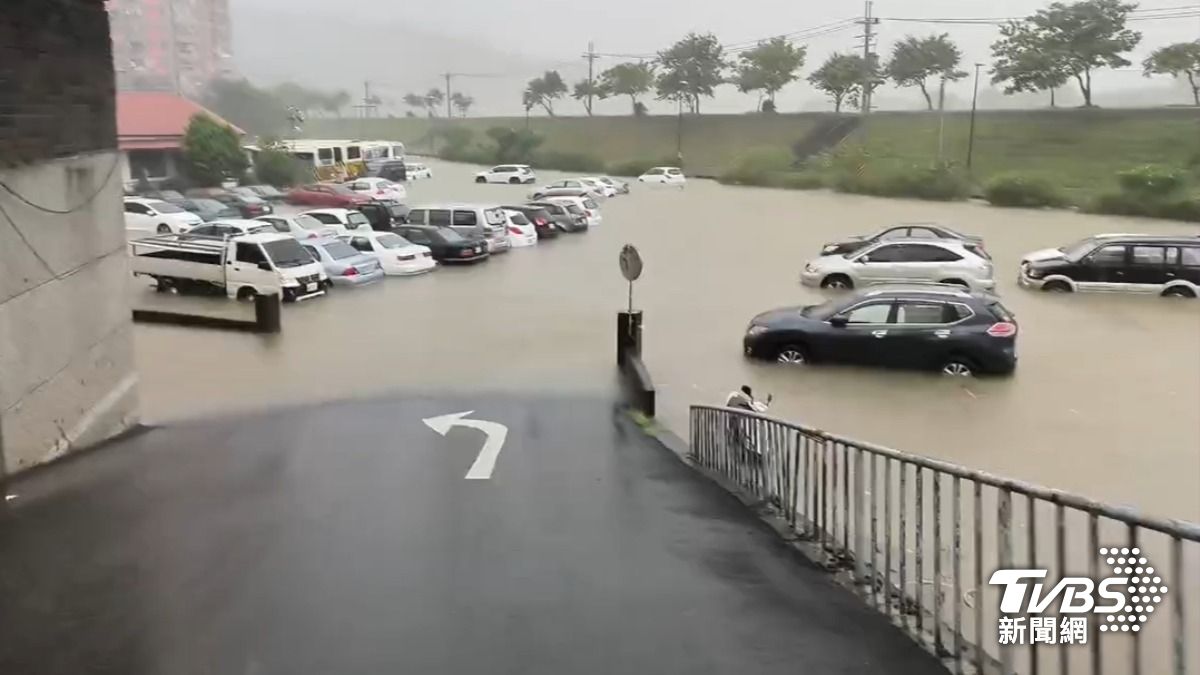 貓羅溪暴漲，導致南投市低窪地區淹水。（圖／TVBS）