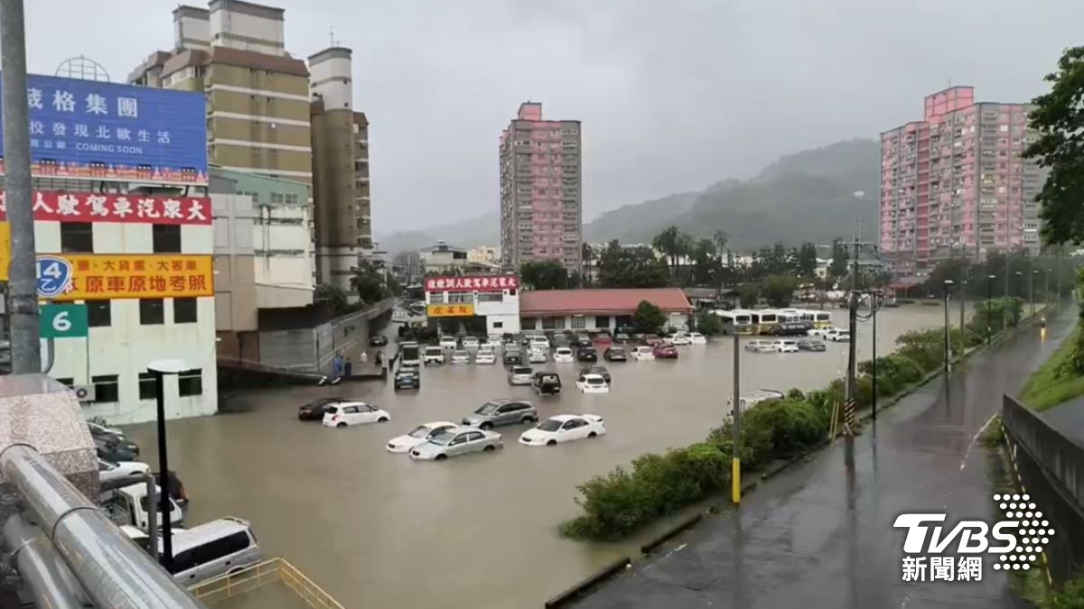 貓羅溪暴漲，導致南投市低窪地區淹水。（圖／TVBS）
