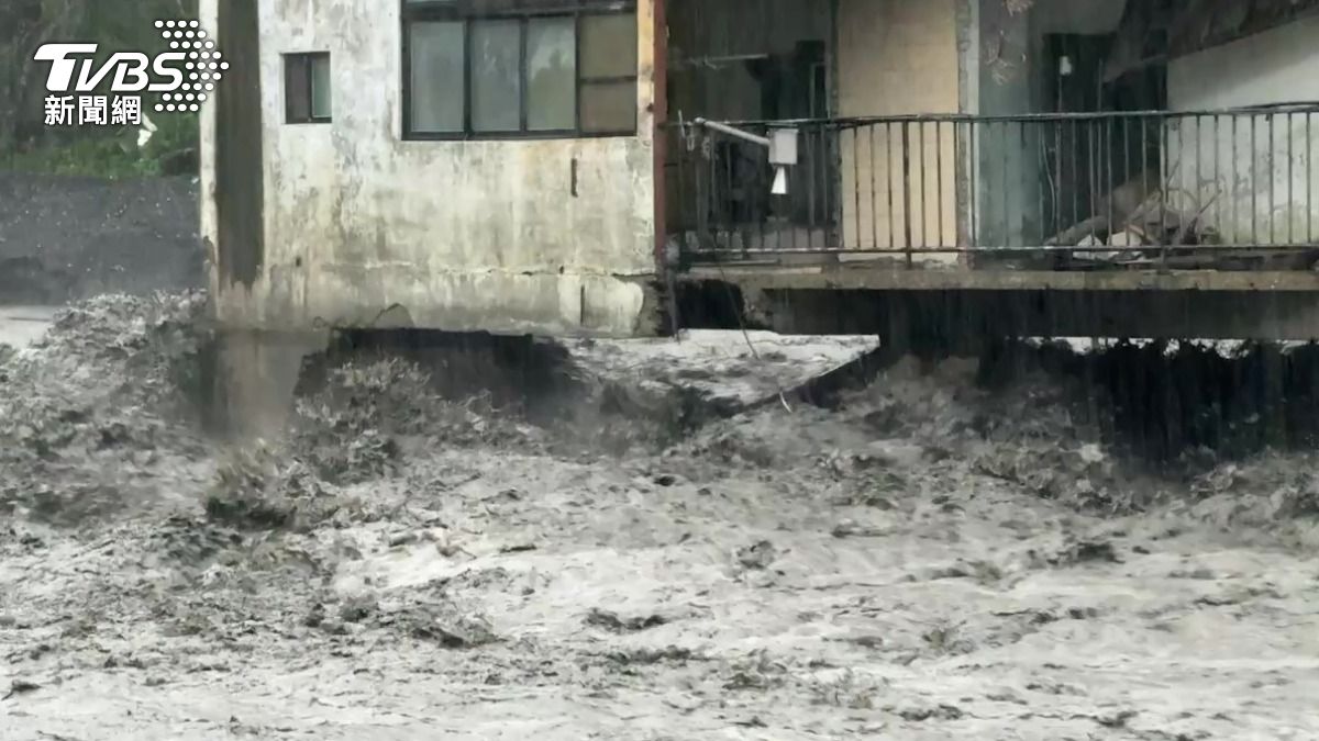 凱米颱風/豪雨襲廬山溫泉!居民、遊客全撤離 溪水暴漲慘況曝