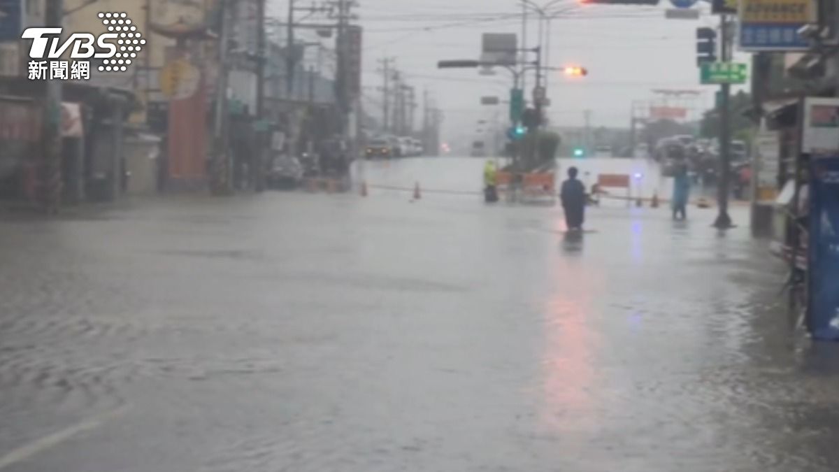 凱米颱風/豪雨狂炸!高雄多處淹水 陳其邁籲非必要勿出門