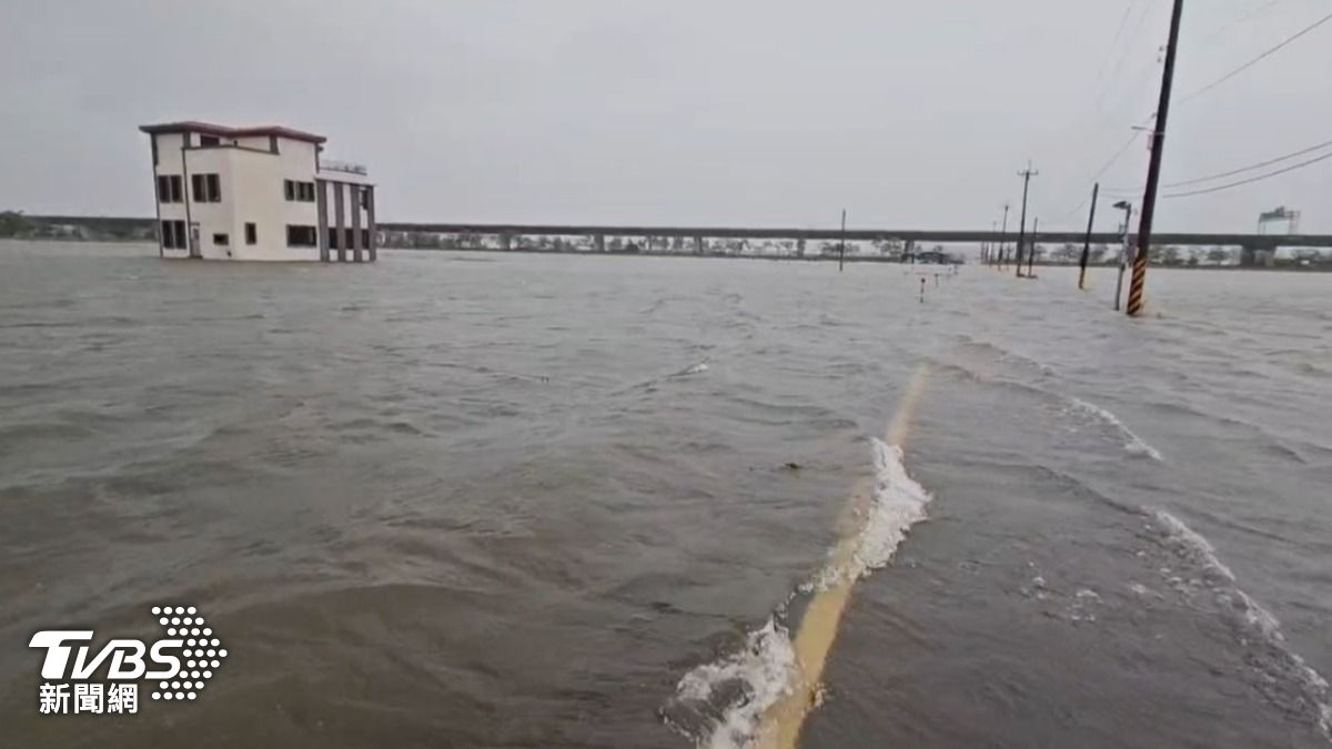 凱米颱風/宜蘭住家淹1.5米高!水塔路上漂 消防橡皮艇救援