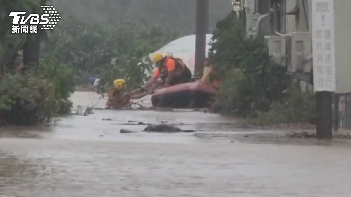 雲林縣消防局出動橡皮艇救出20多名受困民眾。(圖/TVBS)