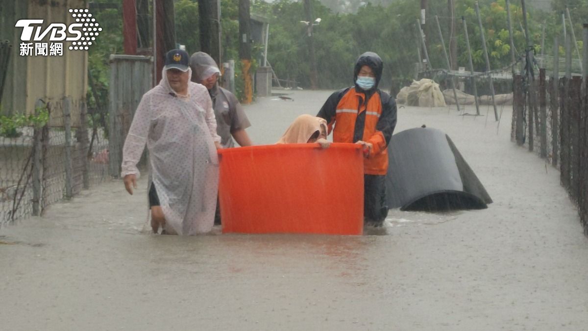 豪雨導致屏東多處淹水，警消人員用塑膠箱充當船艇救援受困民眾。（圖／TVBS）