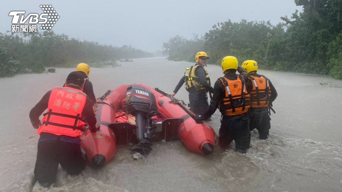 屏東地區因豪雨多處淹水導致多人受困，警消疲於奔命四處搶救。（圖／TVBS）