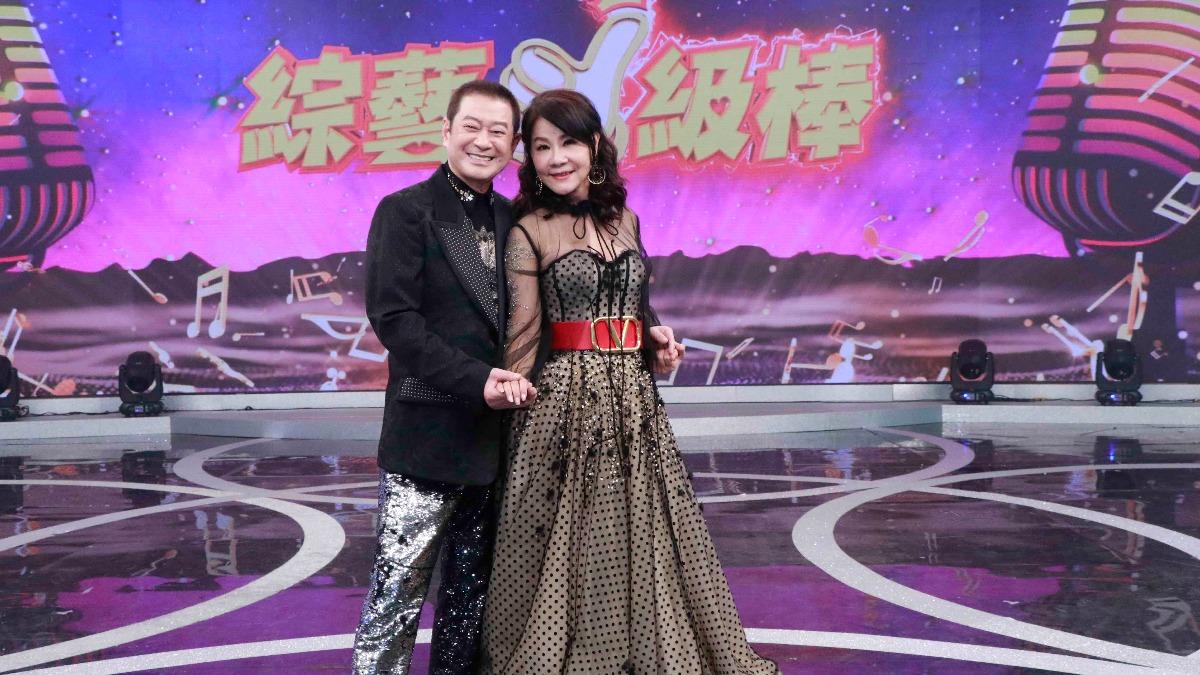 蔡小虎(左)開玩笑稱下次上節目要和龍千玉辦婚禮。(圖/中視提供)