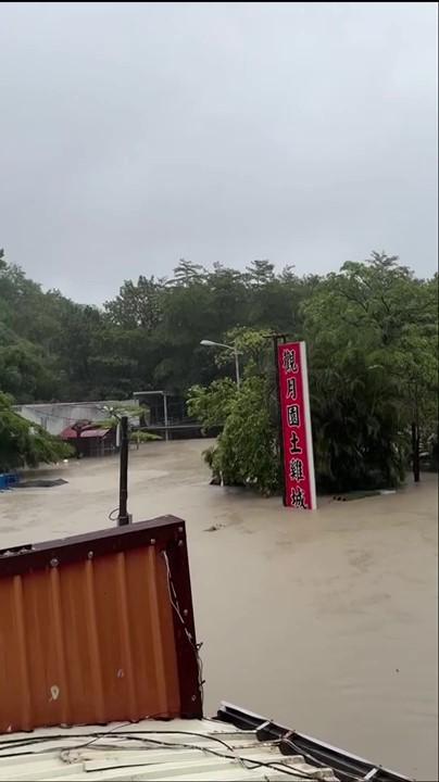 高雄田寮月世界淹成水世界,到處汪洋一片。(圖/翻攝自臉書社團阿蓮大小事)