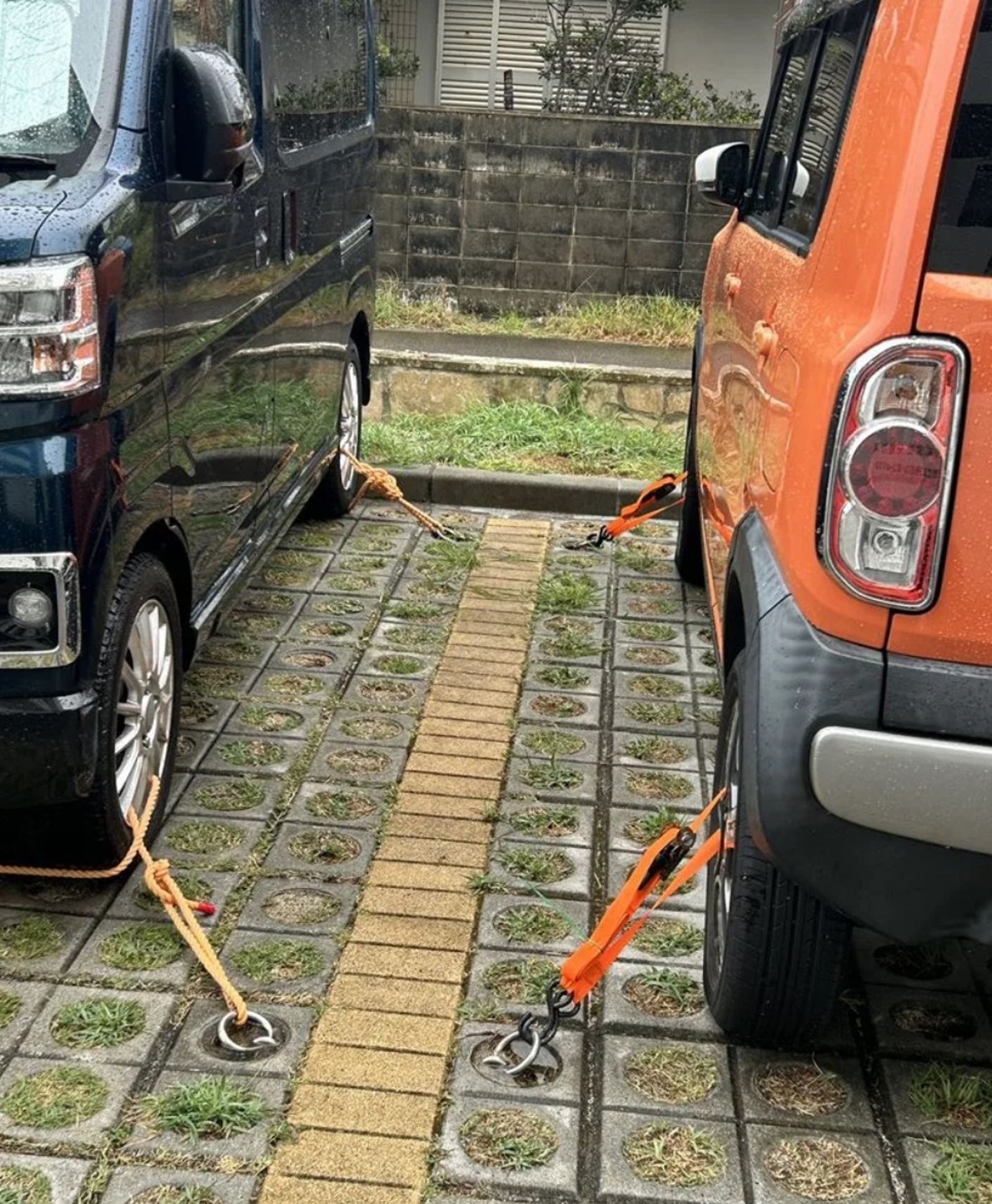 不少沖繩人會在車底使用綁帶、繩子來固定住輪胎，避免車被大風吹飛。（圖／翻攝自X用戶@R__mini）