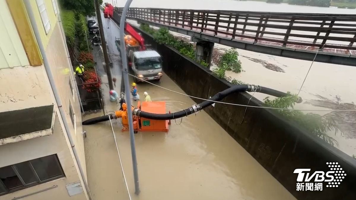 宣洩不及造成南投市等多處淹水到小腿高度。(圖/TVBS)