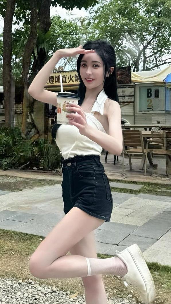 雪寶小時候曾在颱風天驚見巨量蟑螂湧出,留下陰影。(圖/翻攝自IG)