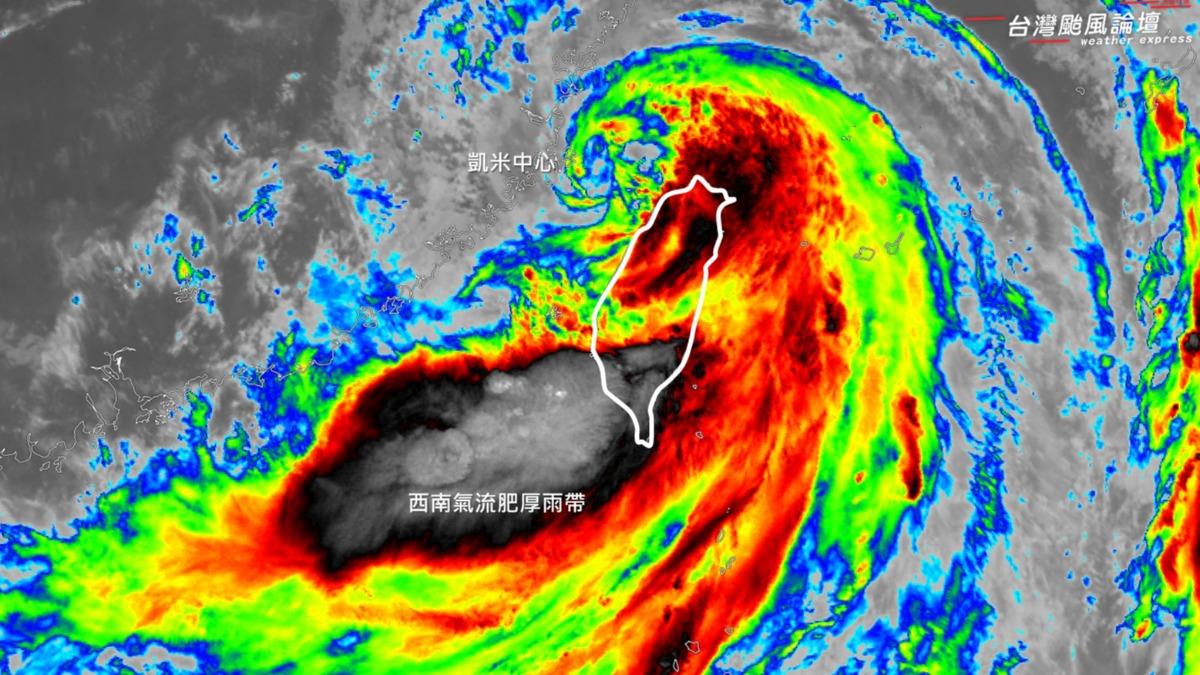 「肥厚的颱風尾」正在接近台灣西南部陸地。(圖/翻攝自「台灣颱風論壇|天氣特急」臉書)