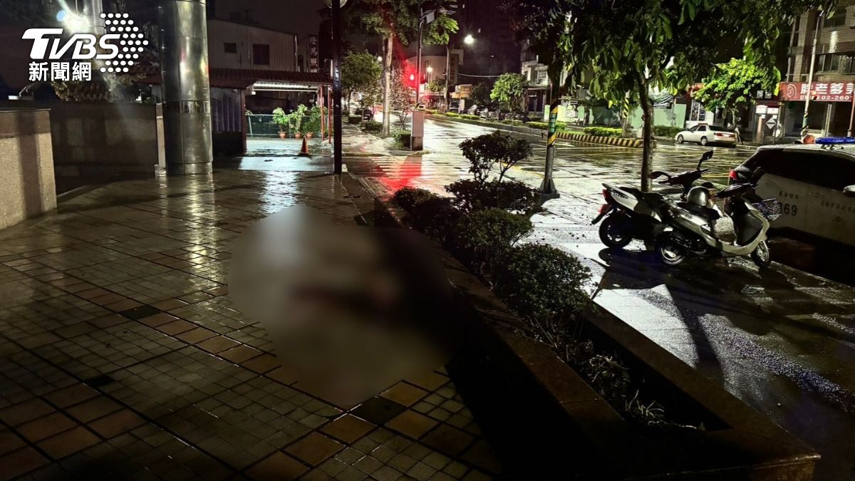 事發現場留下大片血跡。(圖/TVBS)
