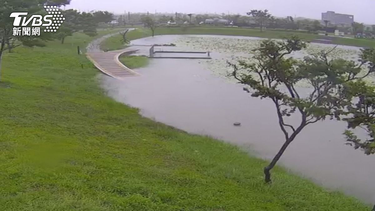 潮州車輛基地的滯洪池已滿，水位已淹沒旁邊道路。（圖／TVBS）