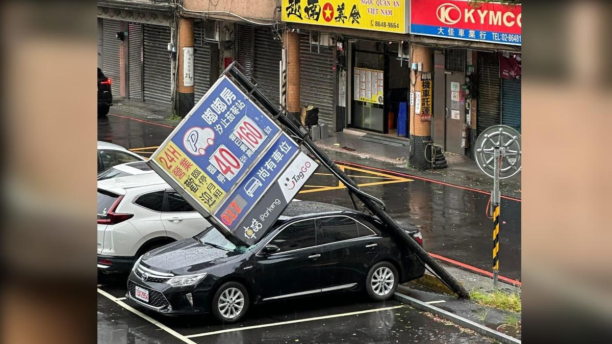 凱米颱風/汐止轎車慘遭停車場招牌「插入」 網友:水應該灌滿了