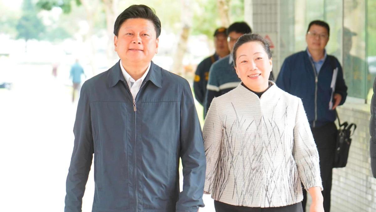 傅崐萁與妻子徐榛蔚。(圖/翻攝自傅崐萁臉書)