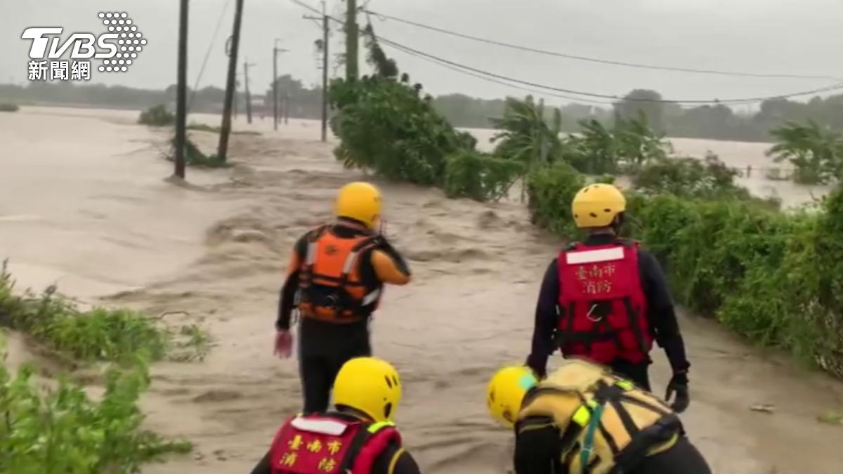 台南後壁稻田變成汪洋大海,佇立在田中的民宅瞬間變成孤島。(圖/TVBS)