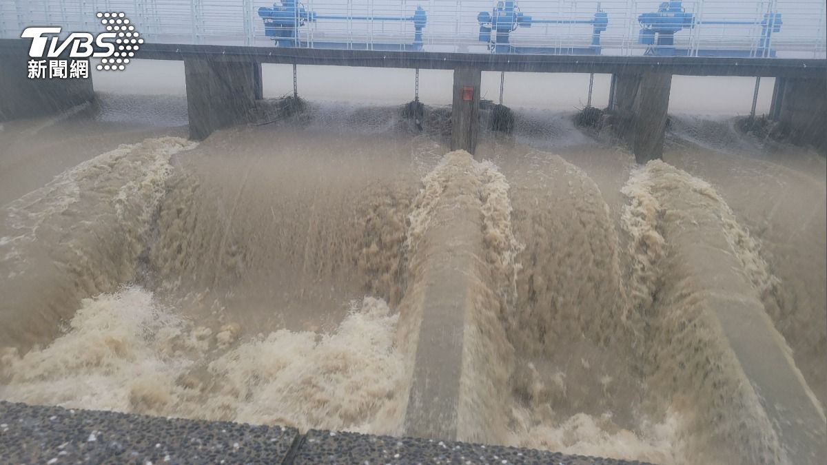 高雄市降下大雨,各地淹水災情頻傳。(圖/TVBS)