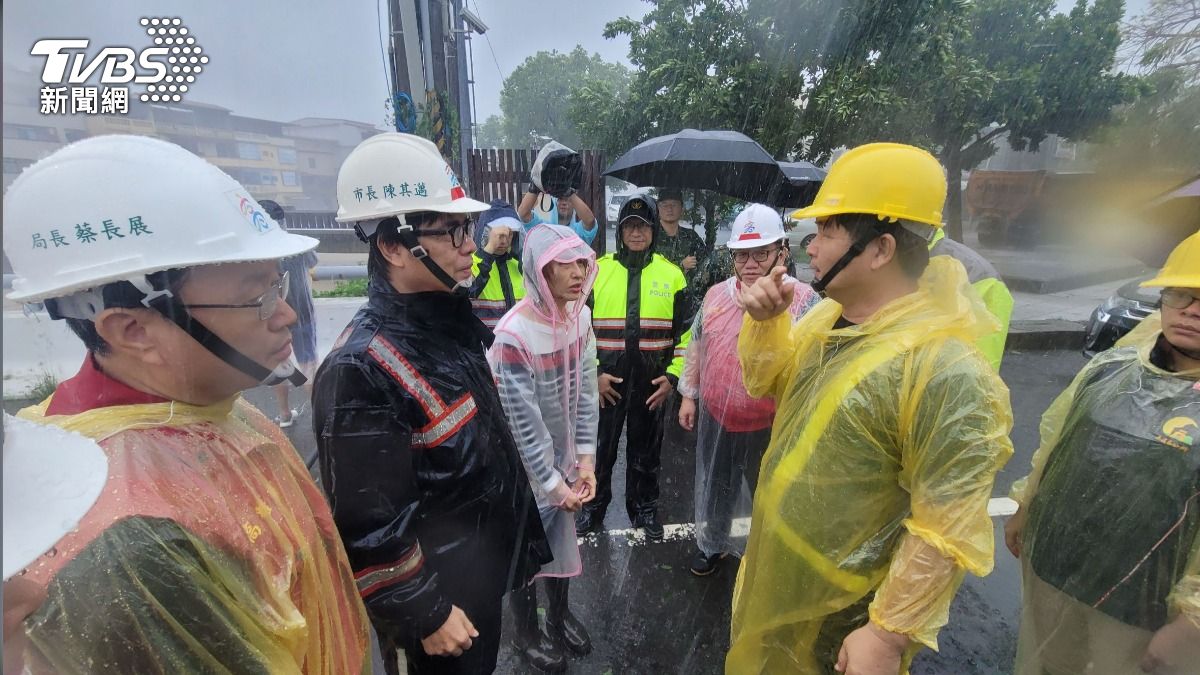 凱米颱風帶來強烈風雨,高雄市長陳其邁前往美濃勘察,了解當地受災情形。(圖/TVBS)