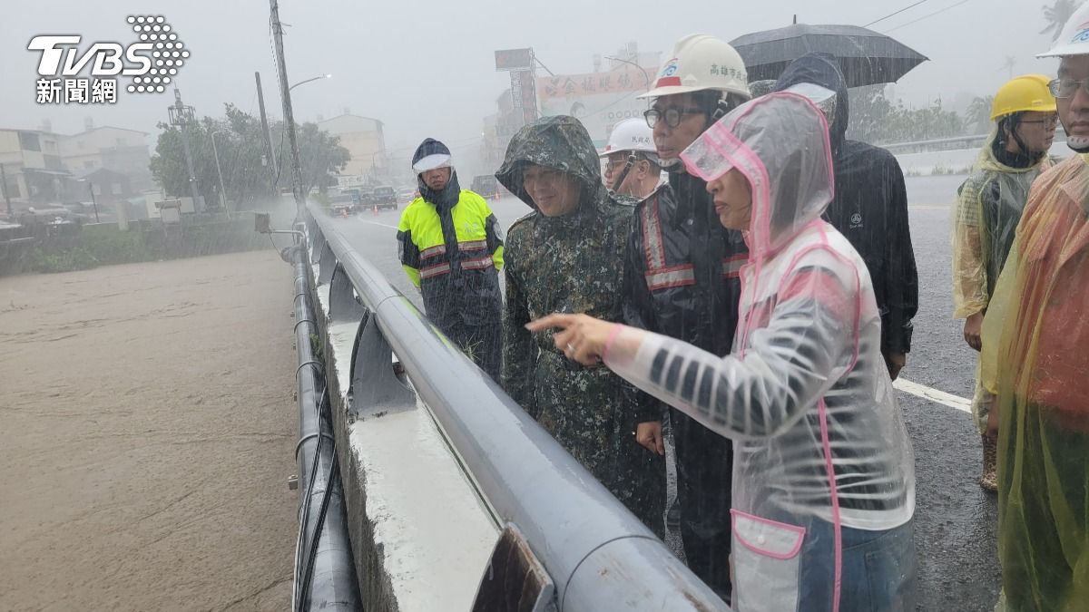 凱米颱風/發威甩雨!高雄「累積雨量飆破千」 旗山溪滿水位溢堤