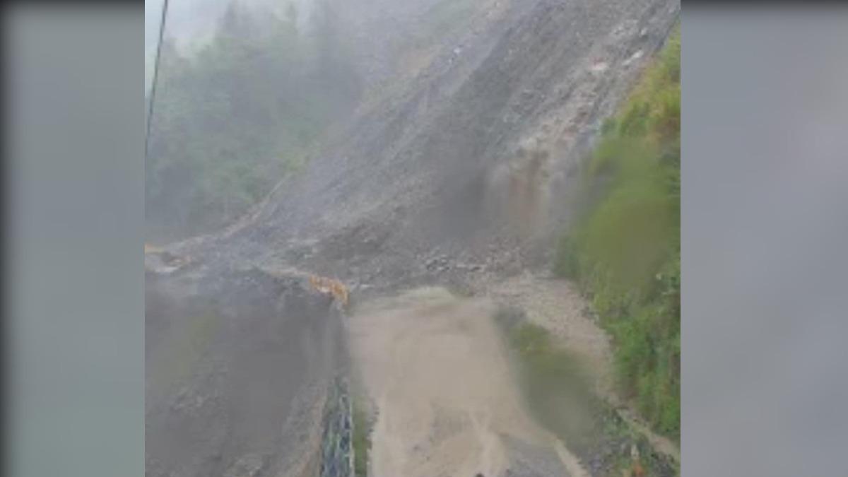 台八線靈甫橋遭土石淹沒。（圖／和平區代表羅進玉提供）