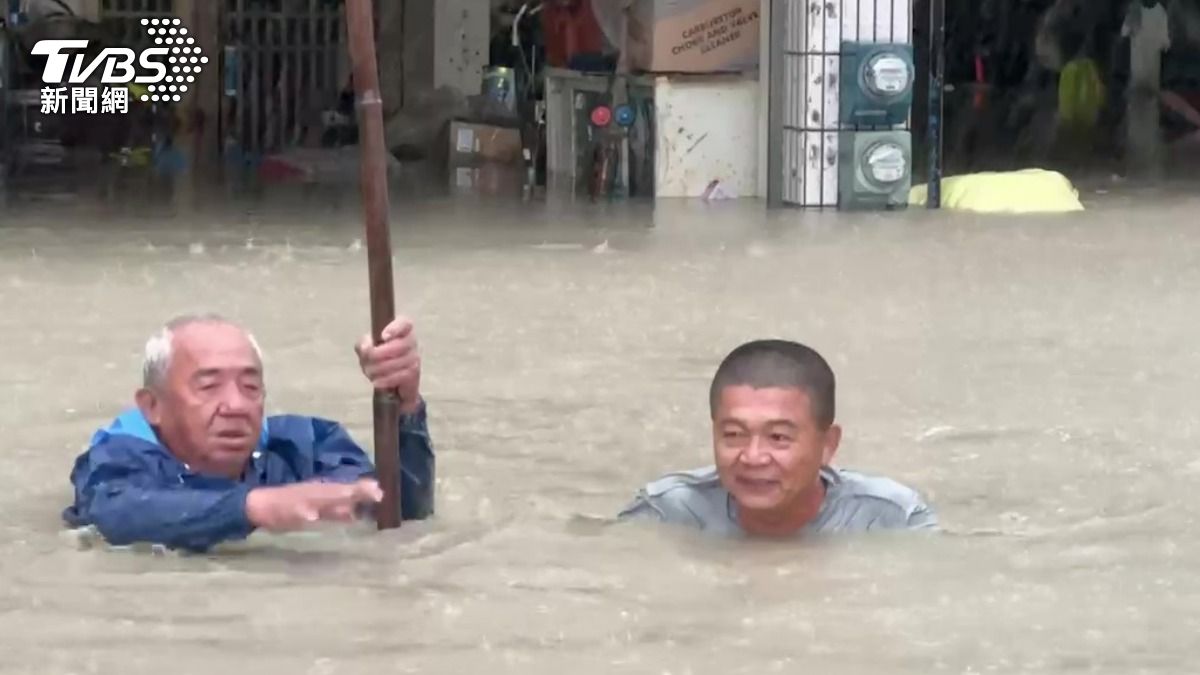 凱米颱風/台南關廟龜洞水深及胸!透天厝1樓全泡水 民眾撐竹竿冒險出門