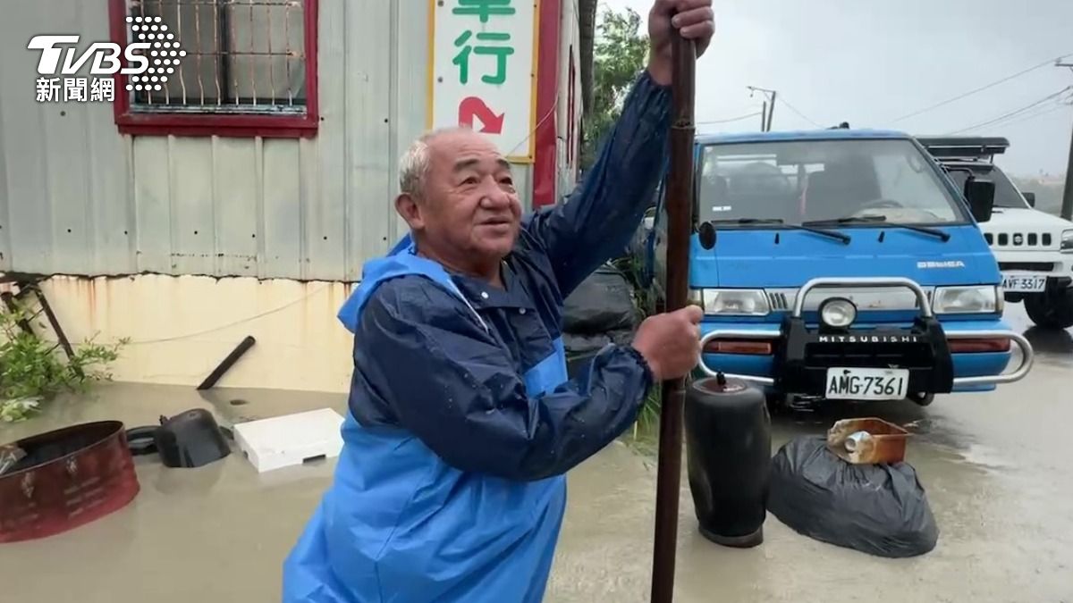 受災居民表示不靠竹竿他根本走不出家門。(圖/TVBS)