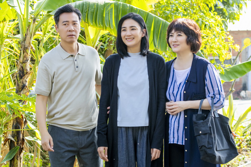 洪小鈴（中）罹患早發性失智症，老公尹昭德（左）擔起照顧重任。（圖／大愛提供）