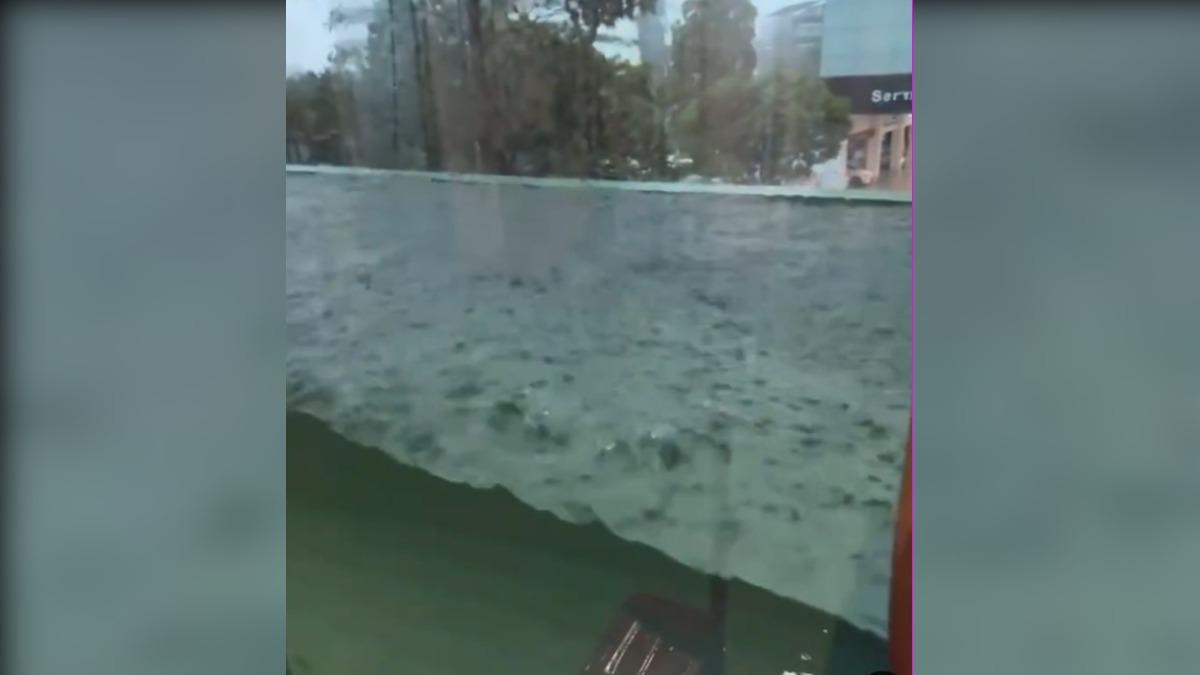 從室內往外看,整個陽台就像大水族箱或游泳池。(圖/翻攝自Facebook@高雄點 Kaohsiungtien)