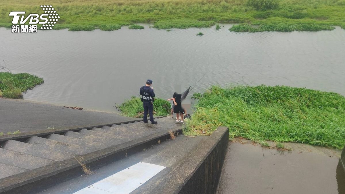 凱米颱風/盧秀燕才喊「別白目」!2男揪河床釣魚 中部近千人觀浪