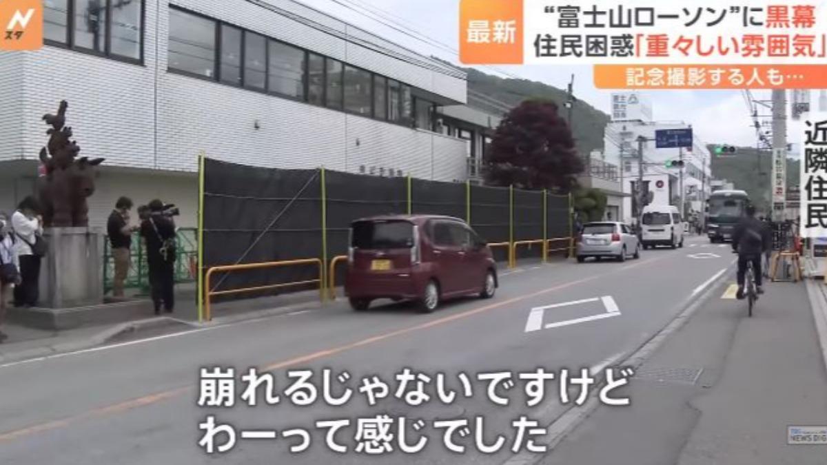 當地政府為防止觀光客的不當行為所帶來的麻煩,原先已架設好黑色遮擋幕,但卻屢次遭破壞及撕扯。(圖/擷取自TBS NEWS)