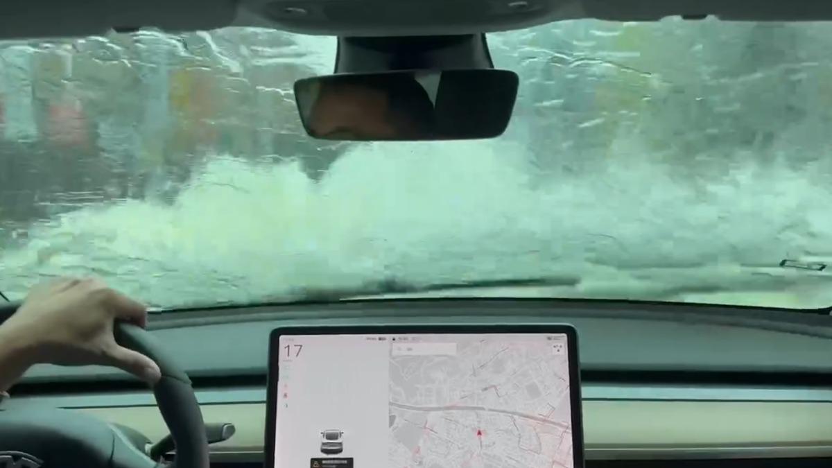 凱米颱風/高雄特斯拉車主勇闖積水路段 網笑:可以開到澎湖