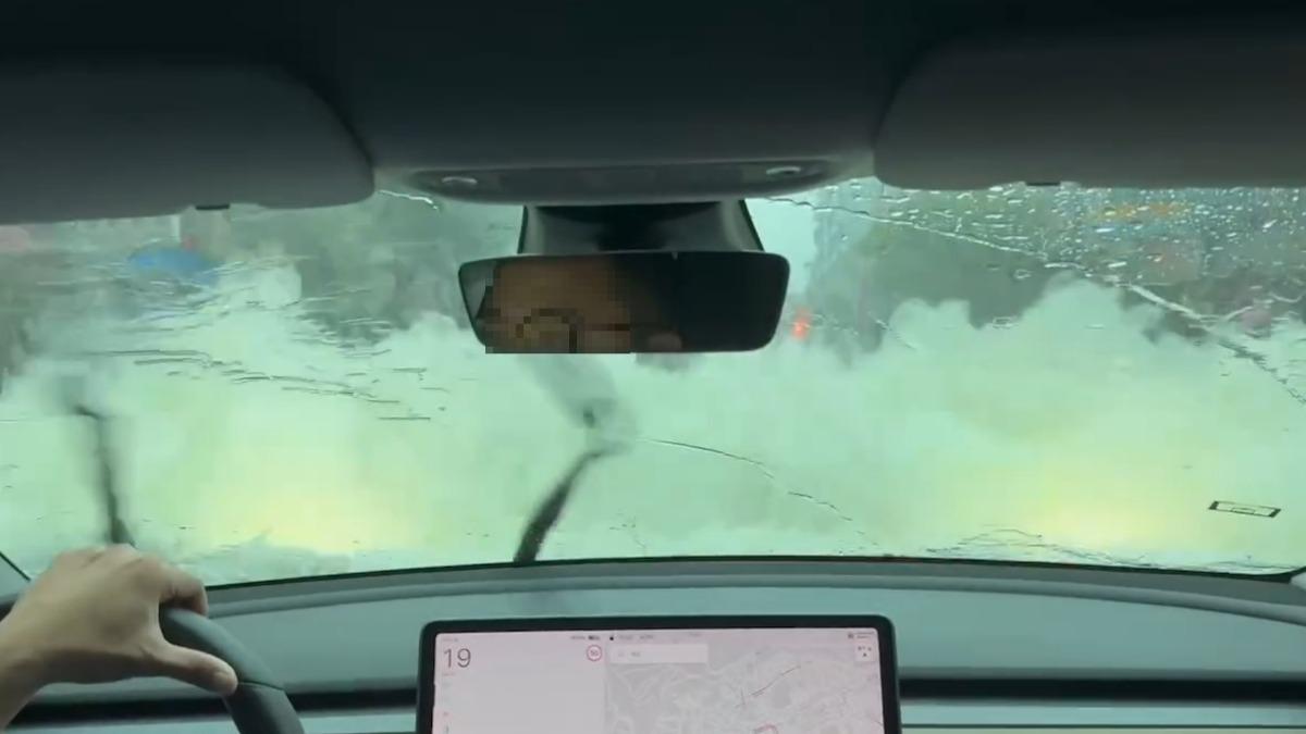 特斯拉車主勇闖高雄積水路段。(圖/翻攝Facebook TESLA Taiwan Model 3/Y 特斯拉台灣車主群)