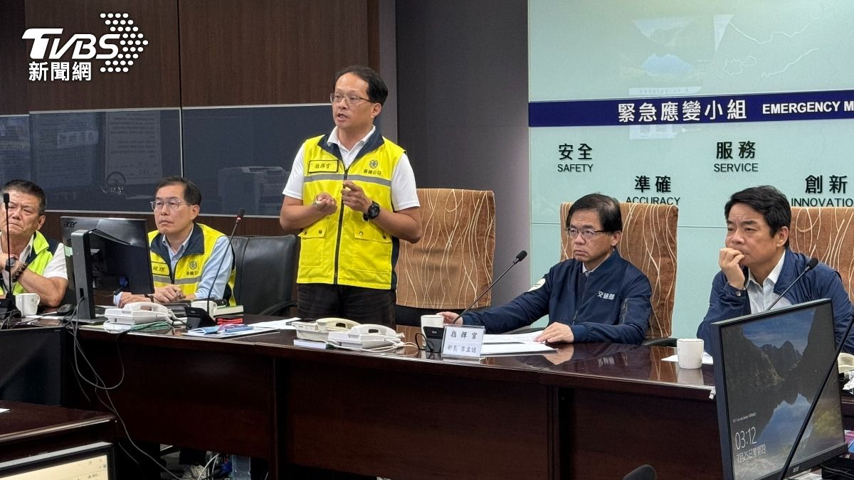 交通部長李孟諺率政務次長伍勝園等人,聽取台鐵受災及復原狀況,由台鐵公司董事長杜微、總經理馮輝昇、工務處處長謝耀宇等人全程陪同,並由當值指揮官陳宗宏副總經理簡報。(圖/TVBS)