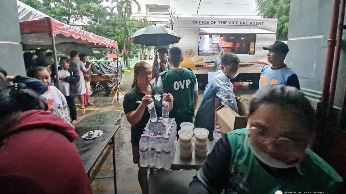 向凱米颱風災民發放援助物資的副總統辦公室幕僚。(圖/翻攝自菲律賓副總統辦公室粉專)