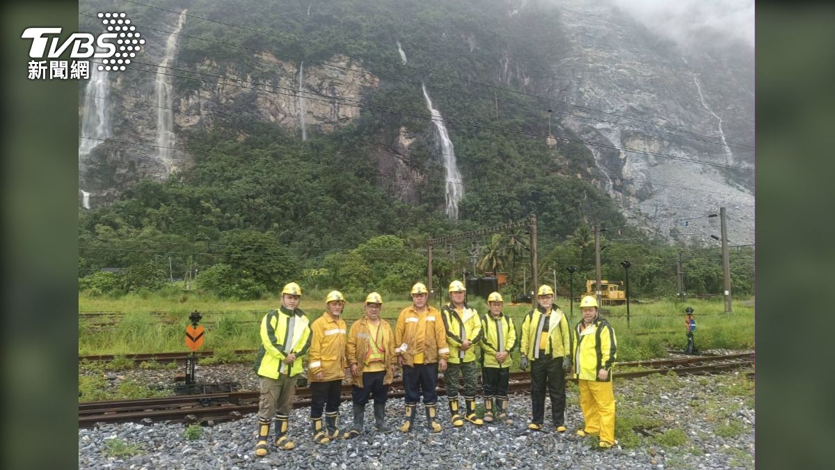 凱米強降雨!台鐵崇德段土石滑落 花蓮工務段8名搶修員險被活埋