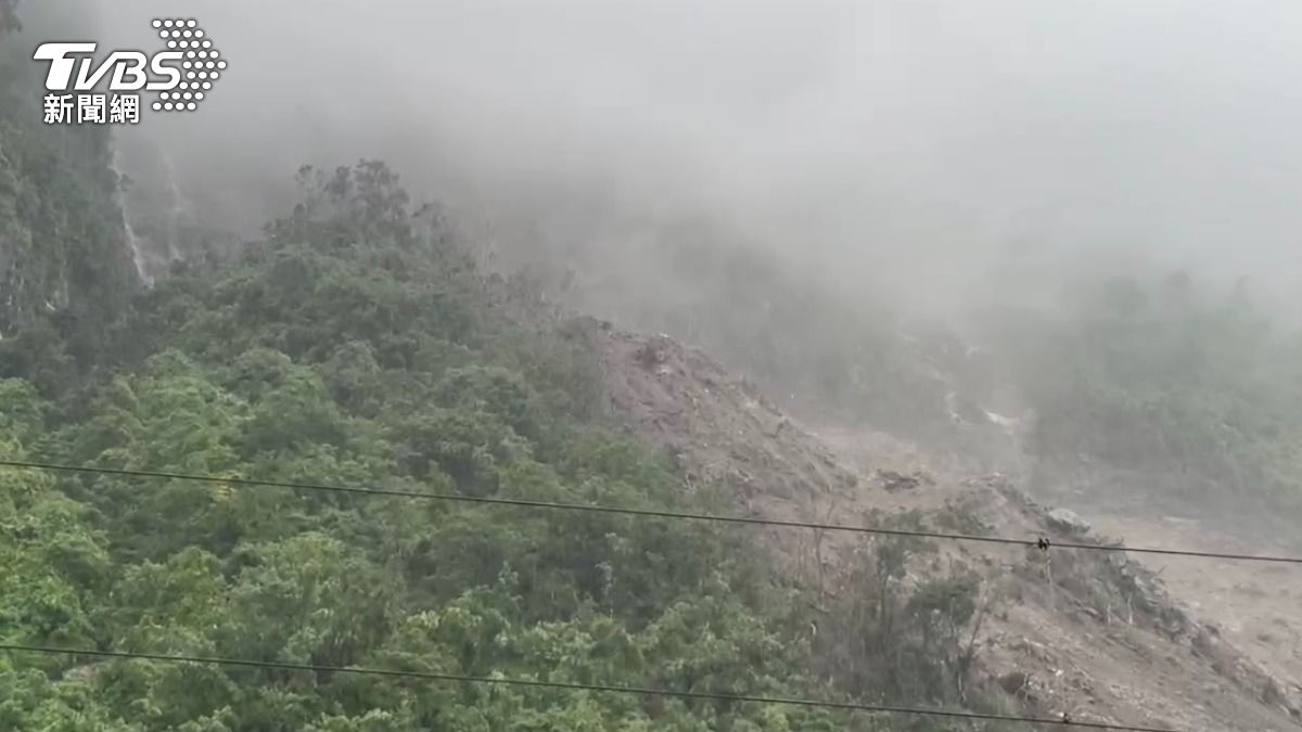 崇德段邊坡土石滑落。(圖/TVBS)