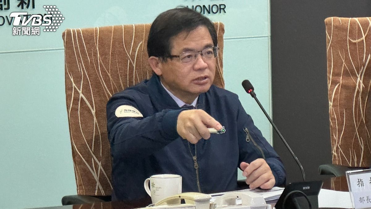 交通部長李孟諺在台鐵公司凱米颱風應變指揮中心。(圖/TVBS)