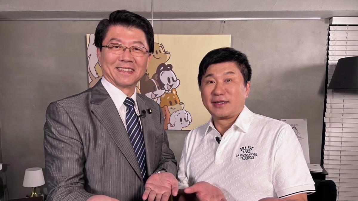 謝龍介(左)和胡瓜尬台語。(圖/承影提供)