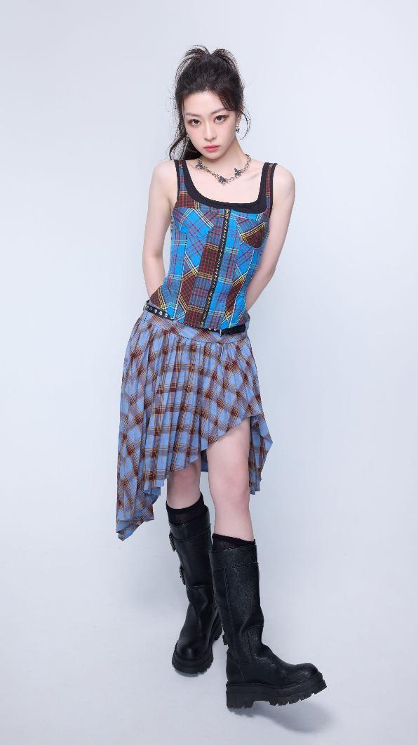王承渲穿著主打服藍色格子服裝,展現出搖滾氣勢。(圖/種子音樂提供)