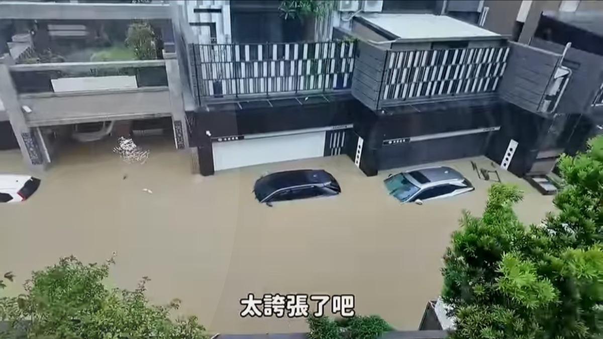 路邊的休旅車幾乎滅頂。（圖／翻攝自YouTube）