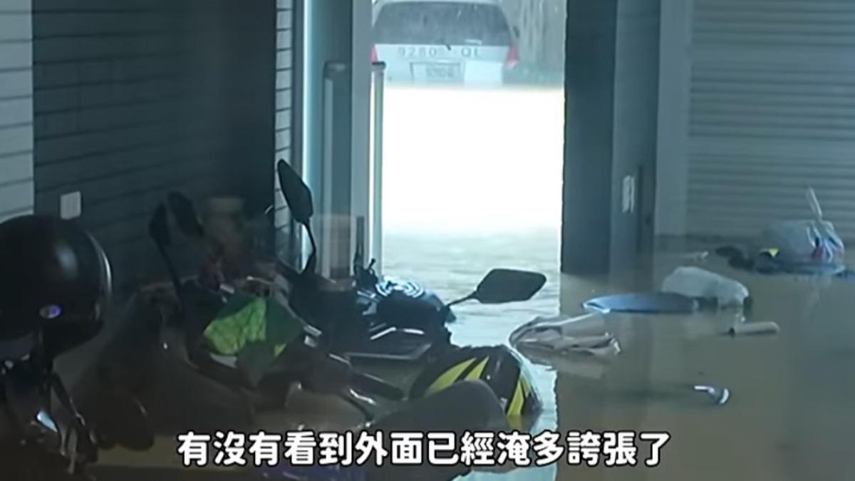 凱米颱風襲台時,儒哥家中機車全泡水。(圖/翻攝自Ru儒哥YouTube)