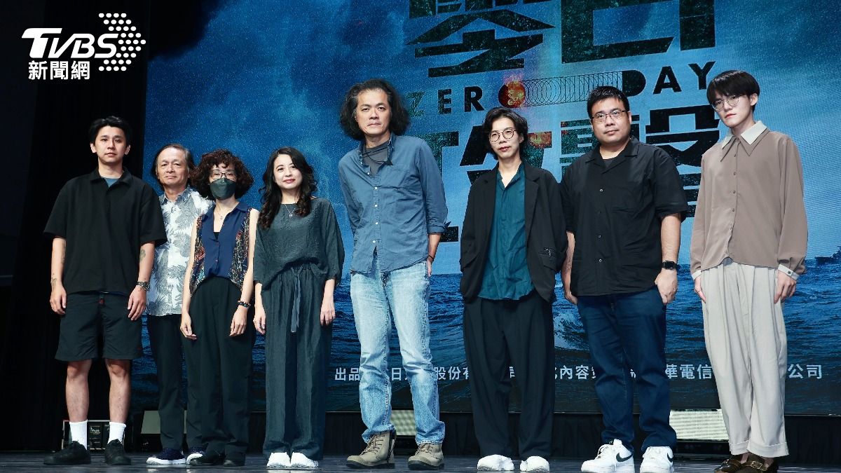 吳季恩(左起)、林志儒、趙暄、製作人鄭心媚、羅景壬、蘇奕瑄、劉易、丁啟文名列《零日攻擊Zero Day》團隊。(圖/黃城碩攝)