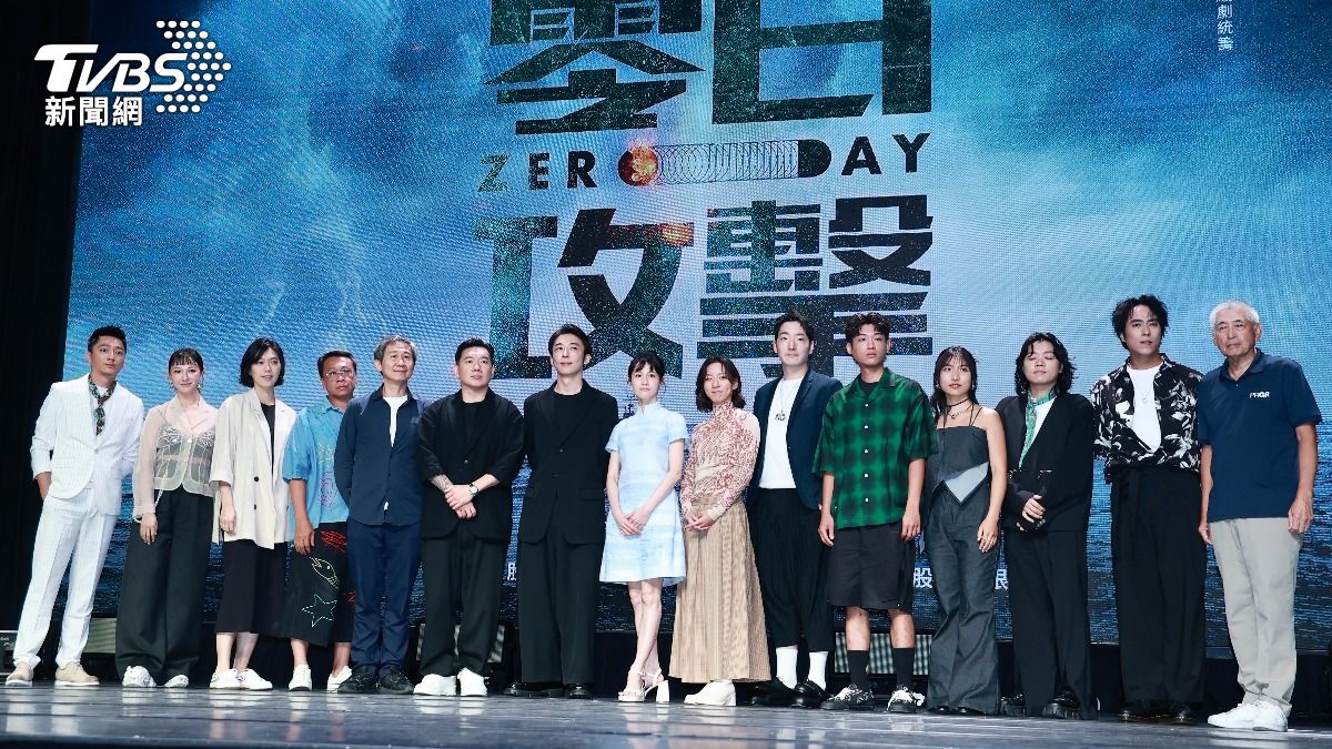 演員藍葦華(左起)、任敏嫻、鄧九雲、游安順、陳文彬、杜汶澤、高橋一生、連俞涵、陳妤、許時豪、謝章穎、李杏、洪群鈞、莊凱勛、柯一正共同演出。(圖/黃城碩攝)
