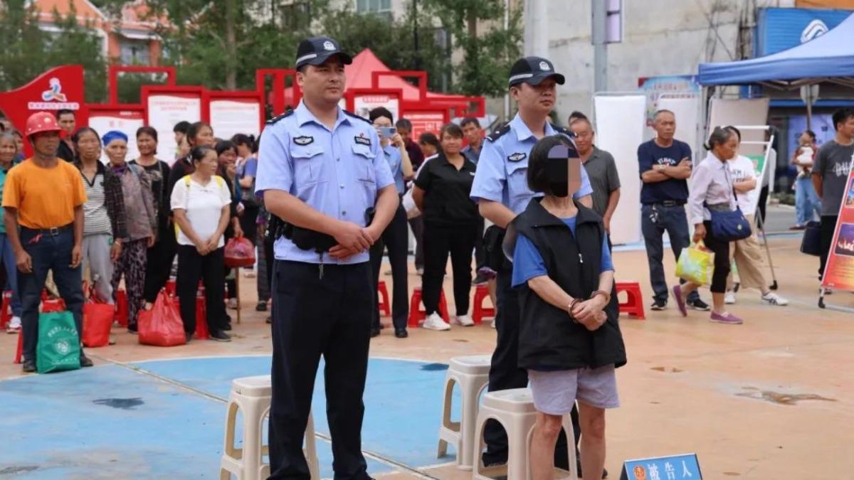 大媽坦承放火並且認錯。(圖/翻攝自觀察者網)