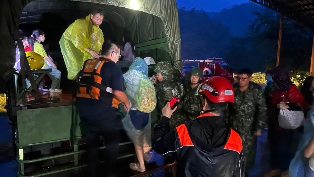 高雄市消防局派遣2車6人，配合軍方指示，晚間7時順利將37名受困師生帶出安置。　圖／TVBS